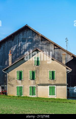 Casa e fienile agricolo nella campagna di Canton de Vaud, Svizzera Foto Stock