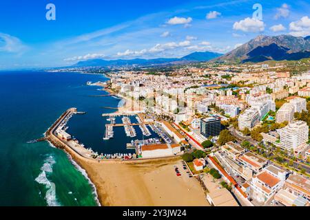 Vista panoramica aerea del porto turistico di Marbella. Marbella è una città della provincia di Malaga in Andalusia, Spagna. Foto Stock