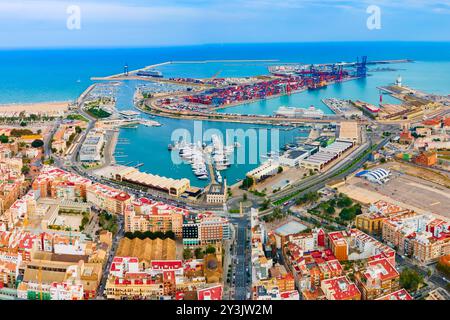 Vista panoramica aerea del porto di Valencia. Valencia è il terzo comune più popolato della Spagna. Foto Stock