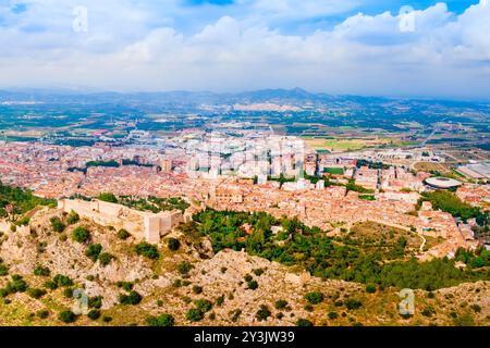 Vista panoramica aerea del Castello di Xativa. Castillo de Jativa è un castello situato nella città di Xativa vicino a Valencia, in Spagna. Foto Stock