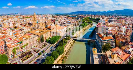 Vista panoramica aerea del centro di Murcia e del fiume Segura. Murcia è una città della Spagna sudorientale. Foto Stock