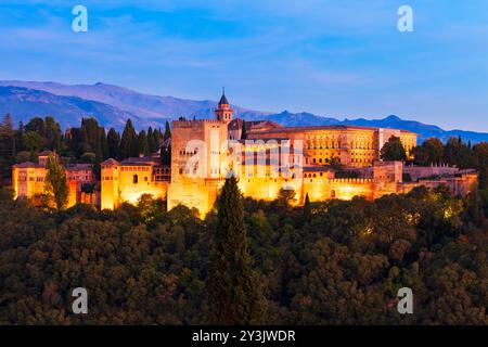 Vista panoramica aerea dell'Alhambra. L'Alhambra è un complesso di fortezza situato nella città di Granada, nella regione dell'Andalusia, in Spagna. Foto Stock