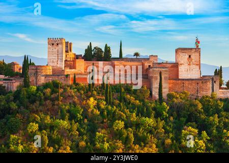 Vista panoramica aerea dell'Alhambra. L'Alhambra è un complesso di fortezza situato nella città di Granada, nella regione dell'Andalusia, in Spagna. Foto Stock