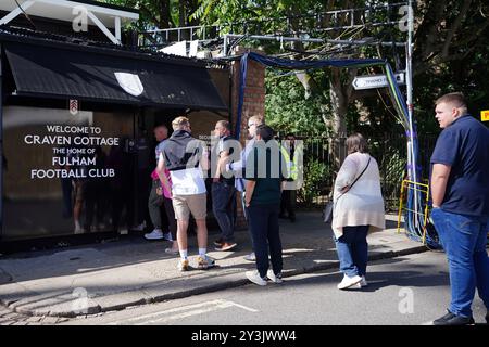 I tifosi arrivano al Craven Cottage prima della partita di Premier League al Craven Cottage, Londra. Data foto: Sabato 14 settembre 2024. Foto Stock