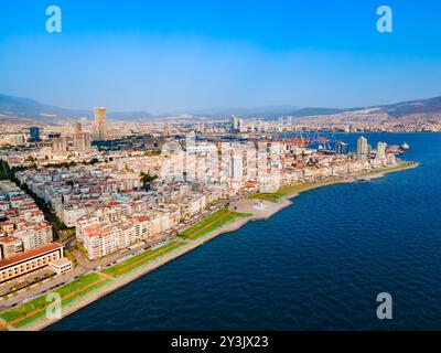 Vista panoramica aerea del parco Kordon di Smirne. Smirne è una città metropolitana sulla costa occidentale dell'Anatolia e capitale della provincia di Smirne in Turchia. Foto Stock