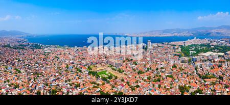 Vista panoramica aerea dell'Agorà di Smirne. L'Agorà di Smirne è un'antica agorà romana situata nella città di Smirne in Turchia. Foto Stock