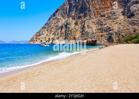 La spiaggia di Butterfly Valley o Kelebekler Vadisi è una bellissima spiaggia vicino al villaggio di Oludeniz, distretto di Fethiye in Turchia Foto Stock