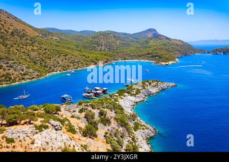 Vista panoramica aerea dell'isola di Gemiler o St. Nicholas vicino al villaggio di Oludeniz, distretto di Fethiye in Turchia Foto Stock