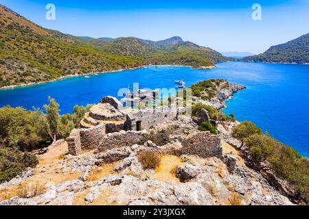 Vista panoramica aerea dell'isola di Gemiler o St. Nicholas vicino al villaggio di Oludeniz, distretto di Fethiye in Turchia Foto Stock