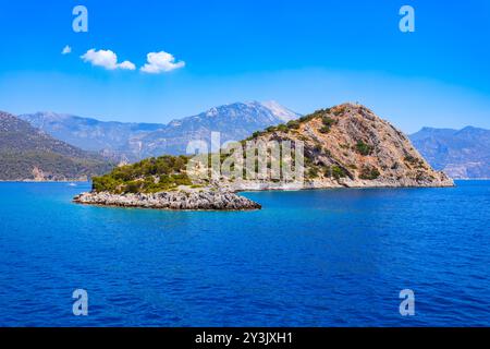 Vista panoramica aerea dell'isola di Gemiler o St. Nicholas vicino al villaggio di Oludeniz, distretto di Fethiye in Turchia Foto Stock