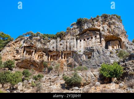 Kaunos Rock Tombs of the Kings presso l'antica città di Kaunos. Caunos si trova vicino alla città di Dalyan nella provincia di Mugla, Turchia. Foto Stock