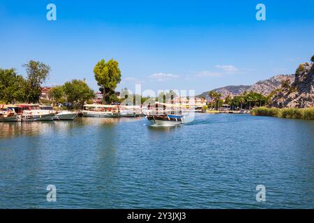 Barche sul fiume Dalyan nella città di Dalyan nella provincia di Mugla, Turchia Foto Stock