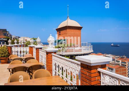 Asansor, che significa ascensore, è un edificio storico a Smirne. Asansor si trova nel distretto di Konak, nella città di Smirne in Turchia. Foto Stock