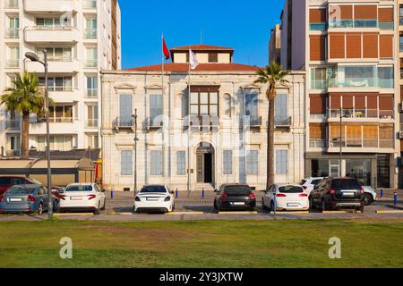 Izmir Ataturk Muzesi significa Museo è un museo in piazza Gundogdu nella spianata di Kordon nella città di Smirne in Turchia Foto Stock