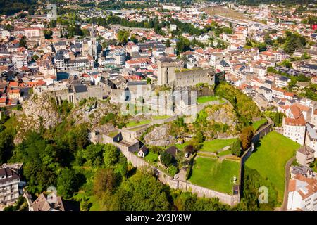 Antenna di Lourdes vista panoramica. Lourdes è una piccola città mercato che giace ai piedi dei Pirenei. Foto Stock