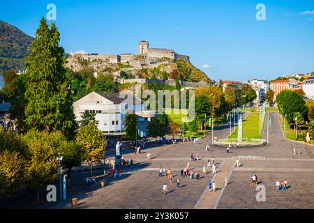 Antenna di Lourdes vista panoramica. Lourdes è una piccola città mercato che giace ai piedi dei Pirenei. Foto Stock