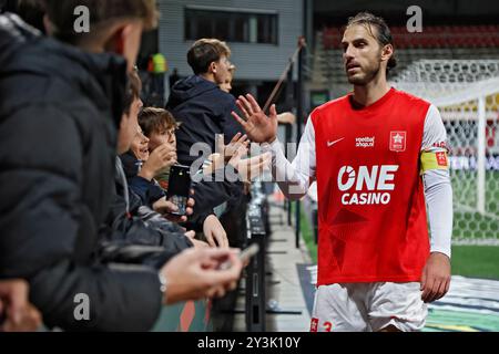 Maastricht, Paesi Bassi. 13 settembre 2024. MAASTRICHT, PAESI BASSI - 13 SETTEMBRE: Ozgur Aktas di MVV Maastricht e i suoi tifosi dopo la partita MVV Maastricht tra FC Volendam a De Geusselt il 13 settembre 2024 a Maastricht, Paesi Bassi. (Foto di Orange Pictures/Orange Pictures) credito: dpa/Alamy Live News Foto Stock