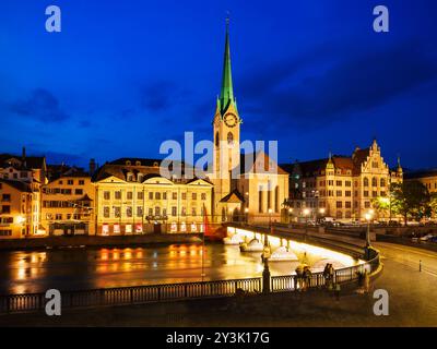 Fraumunster Chiesa e Munsterbrucke ponte attraverso il fiume Limmat nel centro della città di Zurigo in Svizzera Foto Stock