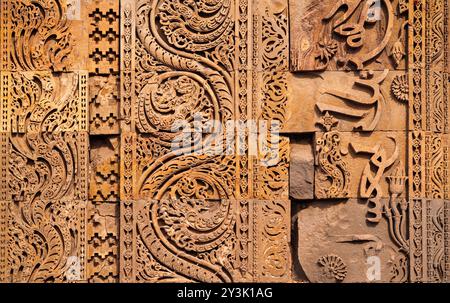 Colonna di ferro di Delhi o pilastro di Ashoka e cortile di Quwwat-ul-Islam moschea del Qutub Minar complesso in Delhi, India Foto Stock