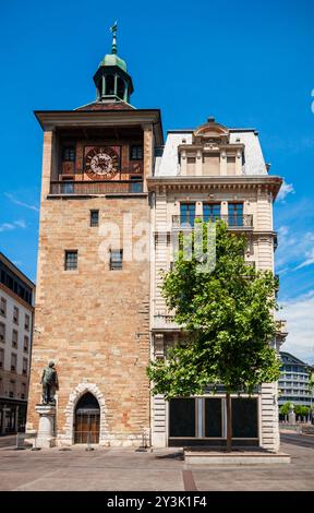 Tour de l'Ile è una torre dell'orologio situata sul Ponte Bel Air nella città di Ginevra in Svizzera Foto Stock