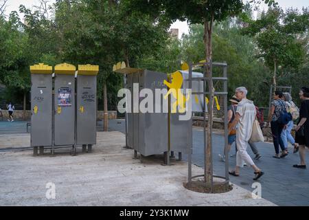 Gerusalemme, Israele - 18 luglio 2024: Armadietti forniti dalla città di Gerusalemme per gli abitanti di strada, rendendo la loro vita un po' più confortevole. Foto Stock