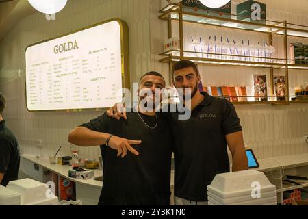 Gerusalemme, Israele - 18 luglio 2024: Un ritratto di due giovani che lavorano in una gelateria di Gerusalemme. Foto Stock