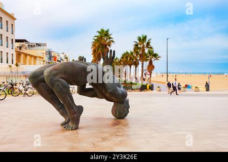 Valencia, Spagna - 16 ottobre 2021: Scultura Gigante di sale o Gigante de Sal sulla spiaggia della città di Valencia. Valencia è il terzo municipale più popolato Foto Stock