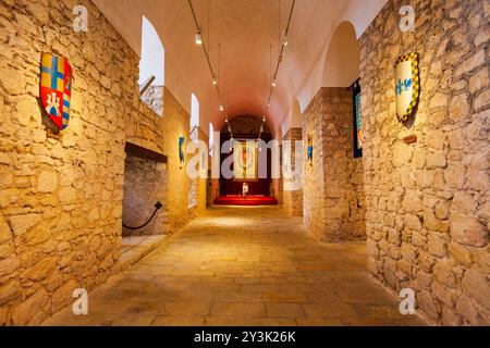 Alicante, Spagna - 18 ottobre 2021: Interno del museo del Castello di Santa Barbara. Santa Barbara è un forte sorge sul Monte Benacantil nel centro di Alicante Foto Stock