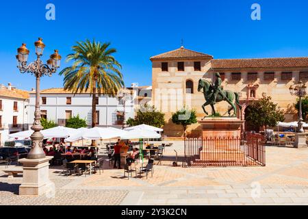 Antequera, Spagna - 22 ottobre 2021: Statua equestre di Fernando i nella piazza della città Vecchia o in Plaza coso Viejo ad Antequera, una città della provincia di Malaga Foto Stock