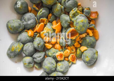 Vista dall'alto primo piano di spuntini croccanti e isolati in una ciotola Foto Stock