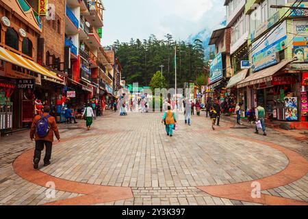 Manali, INDIA - 27 SETTEMBRE 2019: The Mall è una strada pedonale principale nella città di Manali, Himachal Pradesh stato dell'India Foto Stock