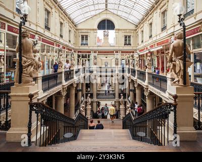 NANTES, Francia - 16 settembre 2018: passaggio Pommeraye è un centro commerciale per lo shopping nel centro della città di Nantes in Francia Foto Stock