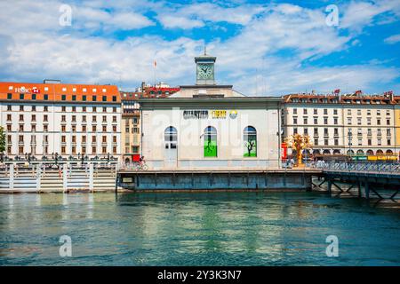 Ginevra, Svizzera - Luglio 20, 2019: Pont de la Machine o Arcade des Arts è un edificio storico sul ponte attraverso il Rodano nella città di Ginevra in Foto Stock