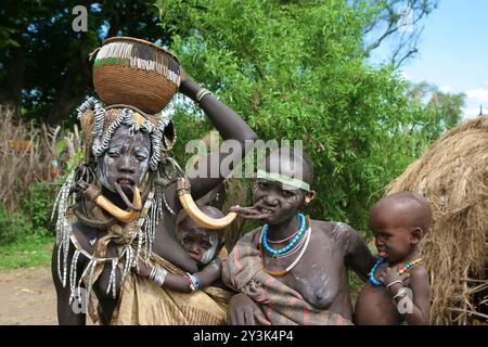 Mogli e figli tribali Mursi nell'Africa dell'Omo Valley in Etiopia Foto Stock