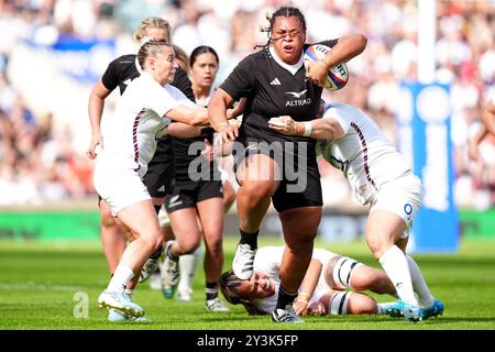 Il Tanya Kalounivale (centro) della nuova Zelanda viene affrontato dall'inglese Natasha Hunt e Marlie Packer durante la partita internazionale femminile all'Allianz Stadium di Twickenham, Londra. Data foto: Sabato 14 settembre 2024. Foto Stock