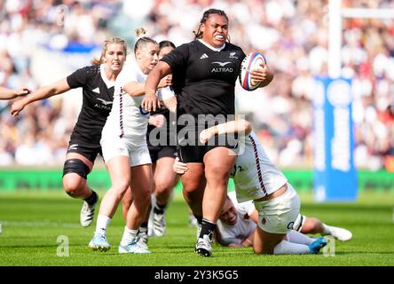 Il Tanya Kalounivale (centro) della nuova Zelanda viene affrontato dall'inglese Natasha Hunt e Marlie Packer durante la partita internazionale femminile all'Allianz Stadium di Twickenham, Londra. Data foto: Sabato 14 settembre 2024. Foto Stock