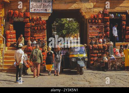 Jaisalmer, India - 19 gennaio 2020 : negozi con borse in pelle all'ingresso del forte di Jaisalmer. Foto Stock