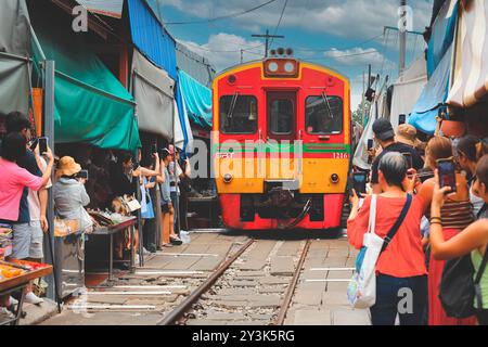 Maeklong, Thailandia - 1 settembre 2023: Il treno che passa attraverso il mercato locale è una popolare attrazione turistica a 80 km da Bangkok. Foto Stock