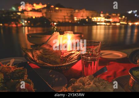 Pasto indiano con nan di riso e cibo da mangiare al ristorante di fronte al Palazzo della città di Udaipur Foto Stock