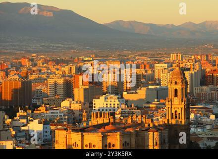 Vista della città di Malaga con vista sulla cattedrale di Malaga (Chiesa di Santiago Apostol), Spagna Foto Stock