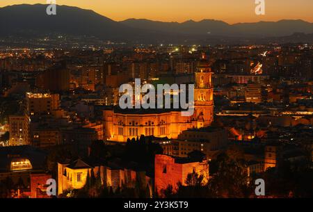 Tramonto sulla città di Malaga con vista sulla Cattedrale di Malaga (Chiesa di Santiago Apostol), Spagna Foto Stock