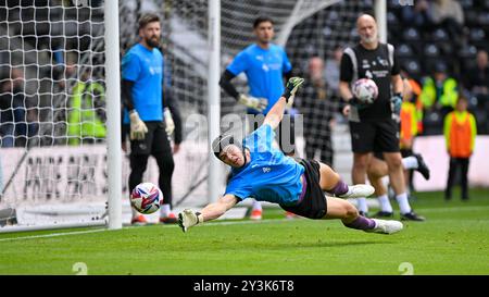 Widell ZETTERSTROM (portiere della contea di Derby) riscaldamento durante la partita del Campionato Sky Bet Derby County vs Cardiff City al Pride Park Stadium, Derby, Regno Unito, 14 settembre 2024 (foto di Mark Dunn/News Images) Foto Stock