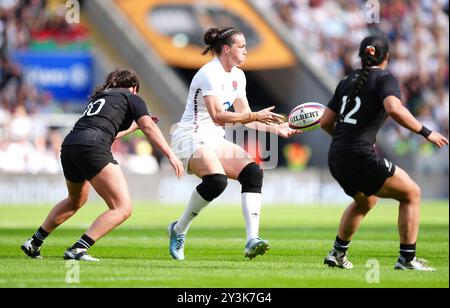 L'inglese Emily Scarratt (centro) in azione durante la partita internazionale femminile all'Allianz Stadium di Twickenham, Londra. Emily Scarratt fa la sua 100esima partenza per l'Inghilterra dopo essere stata richiamata al centro esterno per lo scontro di oggi con la nuova Zelanda all'Allianz Stadium. Data foto: Sabato 14 settembre 2024. Foto Stock