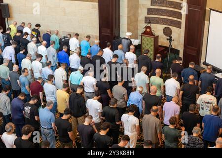 Dearborn, Michigan - l'Imam Sheikh Ahmad Hammoud conduce le preghiere del venerdì presso l'Islamic Center of America, la più grande moschea del Nord America. Foto Stock