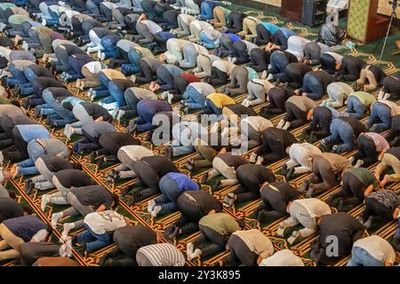 Dearborn, Michigan - preghiere del venerdì presso l'Islamic Center of America, la più grande moschea del Nord America. Foto Stock