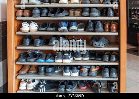 Dearborn, Michigan - Una cremagliera di scarpe fuori dalla sala di preghiera durante le preghiere del venerdì presso il Centro Islamico d'America, la più grande moschea del Nord Ameri Foto Stock