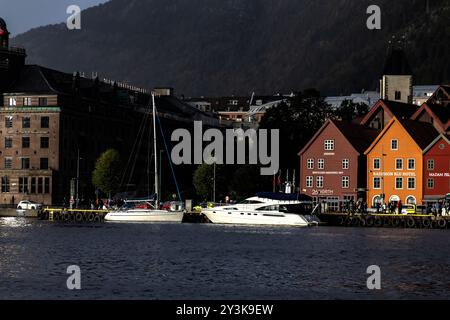 Imbarcazione da diporto Ocean Freedom presso la banchina Bryggen a Vaagen, il vecchio porto di Bergen, Norvegia. Barca a vela non identificata Foto Stock