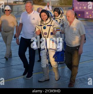Baikonur, Kazakistan. 11 settembre 2024. Il cosmonauta di Roscosmos Ivan Vagner, centro, è assistito nella passeggiata verso la navicella Sojuz MS-26 per il lancio al cosmodromo di Baikonur, 11 settembre 2024, a Baikonur, Kazakistan. Vagner, insieme ai cosmonauti di Roscosmos Alexey Ovchinin e all'astronauta della NASA Don Pettit, si stanno dirigendo verso la stazione spaziale Internazionale. Crediti: Bill Ingalls/NASA Photo/Alamy Live News Foto Stock