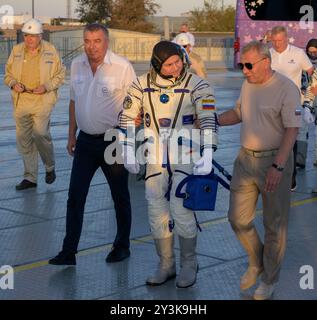 Baikonur, Kazakistan. 11 settembre 2024. Il cosmonauta Roscosmos Alexey Ovchinin, al centro, è assistito nella passeggiata verso la navicella Sojuz MS-26 per il lancio al cosmodromo di Baikonur, 11 settembre 2024, a Baikonur, Kazakistan. Ovchinin insieme ai cosmonauti di Roscosmos Ivan Vagner e all'astronauta della NASA Don Pettit si stanno dirigendo verso la stazione spaziale Internazionale. Crediti: Bill Ingalls/NASA Photo/Alamy Live News Foto Stock