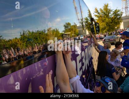 Baikonur, Kazakistan. 11 settembre 2024. L'astronauta della NASA Don Pettit, salta dall'interno dell'autobus dell'equipaggio mentre partono dal Cosmonaut Hotel per vestirsi il giorno del lancio al Cosmodromo di Baikonur, 11 settembre 2024, a Baikonur, Kazakistan. I membri dell'equipaggio della Expedition 72 si stanno dirigendo verso la stazione spaziale Internazionale per una rotazione di routine dell'equipaggio. Crediti: Bill Ingalls/NASA Photo/Alamy Live News Foto Stock